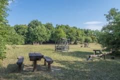 Fa jásztótér az erdő szélén.