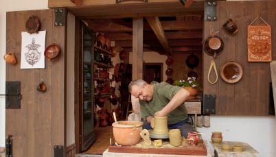 Korongozó ember az udvaron