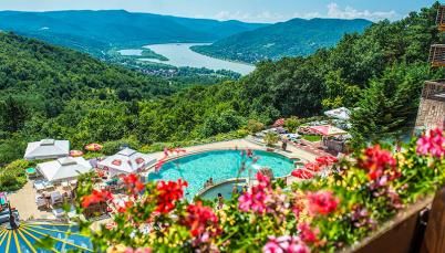 Silvanus hotel teraszáról a Duna látható, előtérben színes virágok