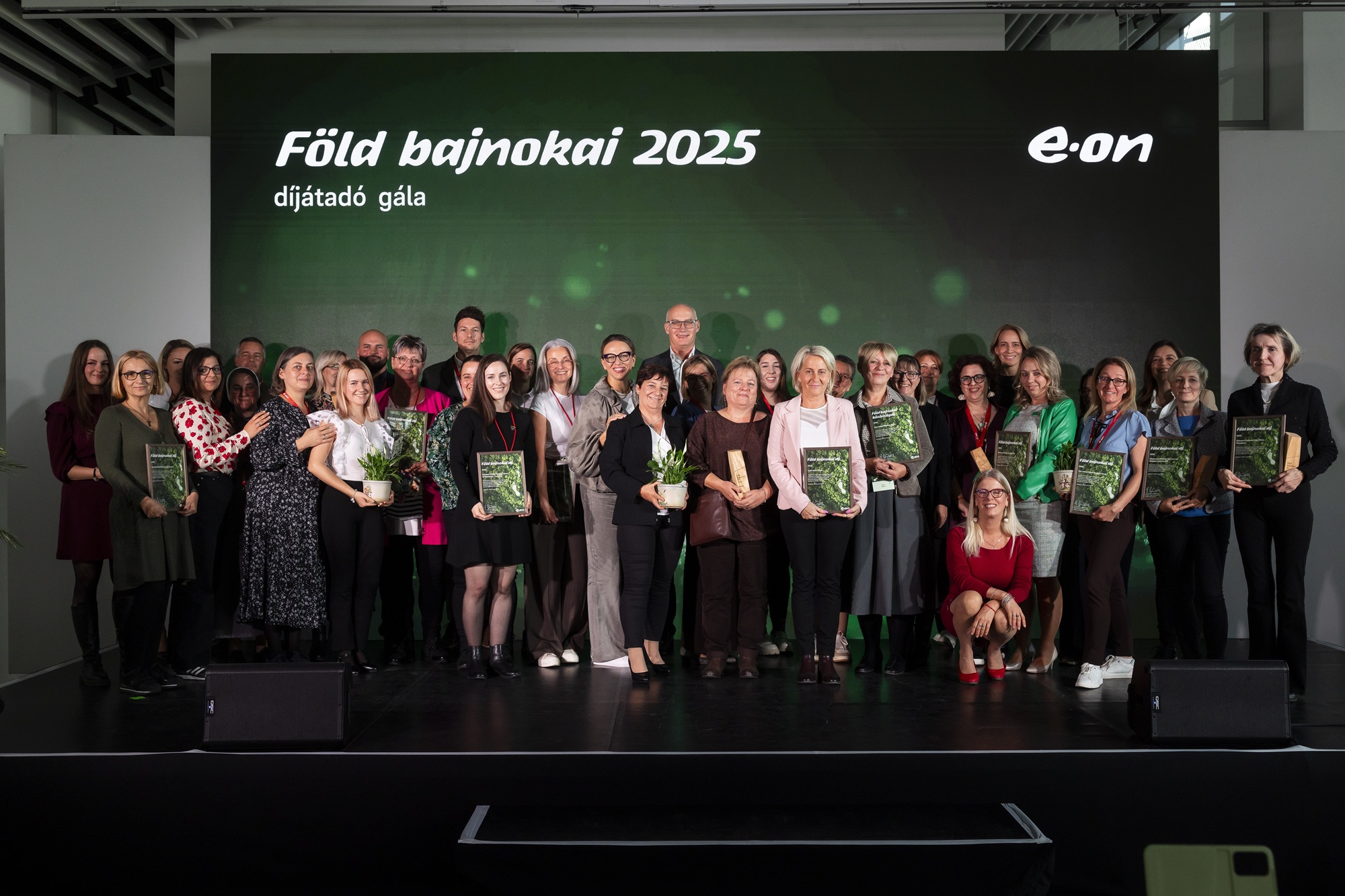 A Föld bajnokai győztes óvodák, iskolák, gimnáziumok pedagósai és a zsűri tagjai a díjátadón