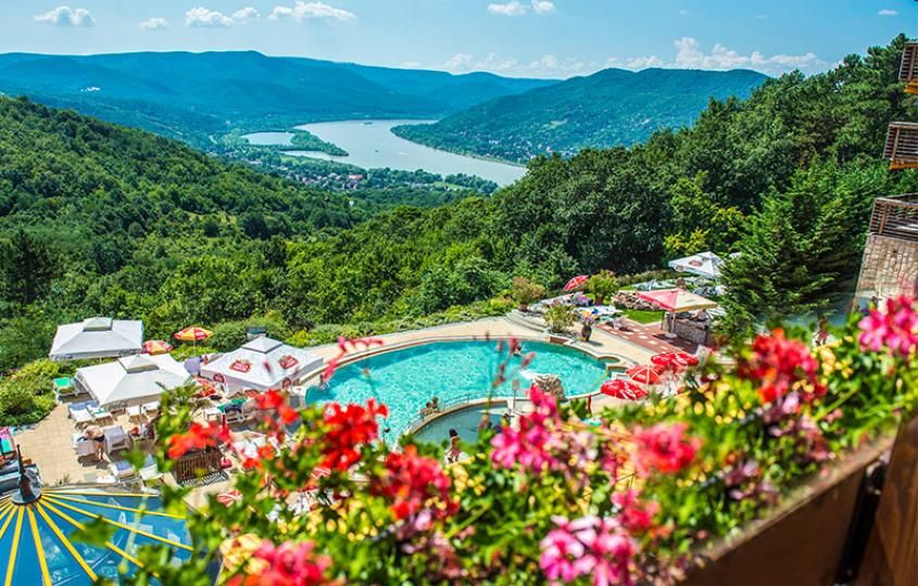 Silvanus hotel teraszáról a Duna látható, előtérben színes virágok